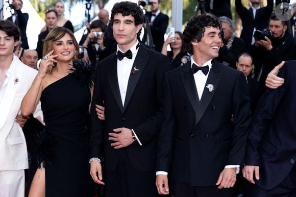 Penélope Cruz, Javier Calvó, Javier Ambrossi - Montée des marches du film " La bola negra " lors du 79ème Festival International du Film de Cannes, le 21 mai 2026. © Olivier Borde / Bestimage
