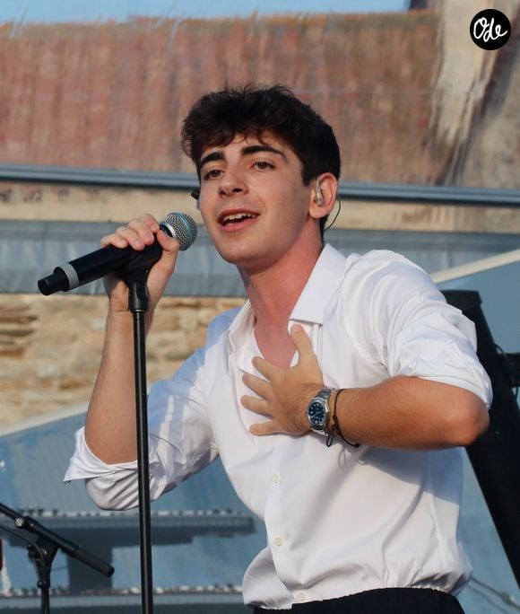 Léon Hesby, le fils de P.Bruel, se produit pour la première fois sur scène en France, au festival des Sables-d'Olonne.
Noël Carrier / Bestimage