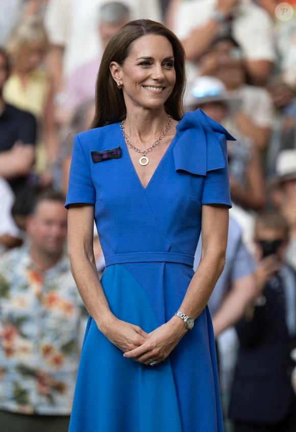 La Royal Foundation rappelle que son action s’étend aussi à la lutte contre le sans-abrisme et le commerce illégal d’animaux sauvages. Le concert diffusé sur ITV1, la veille de Noël 2024, avait rassemblé 3,3 millions de téléspectateurs.

Catherine (Kate) Middleton, princesse de Galles - Personnalités à la finale homme du tournoi de tennis de Wimbledon le 13 juillet 2025. @Julien Burton / Bestimage