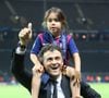 Sur Instagram, Sira a d’ailleurs tenu à rendre hommage à sa petite sœur Xana, disparue en 2019 alors qu’elle n’avait que 9 ans.

Luis Enrique, entraîneur du FC Barcelone, célèbre avec sa fille Xana Martinez après la victoire de son équipe en finale de la Ligue des champions de l'UEFA entre la Juventus et le FC Barcelone au stade Olympiastadion le 6 juin 2015 à Berlin, en Allemagne. © Imago/PsnewZ/Bestimage