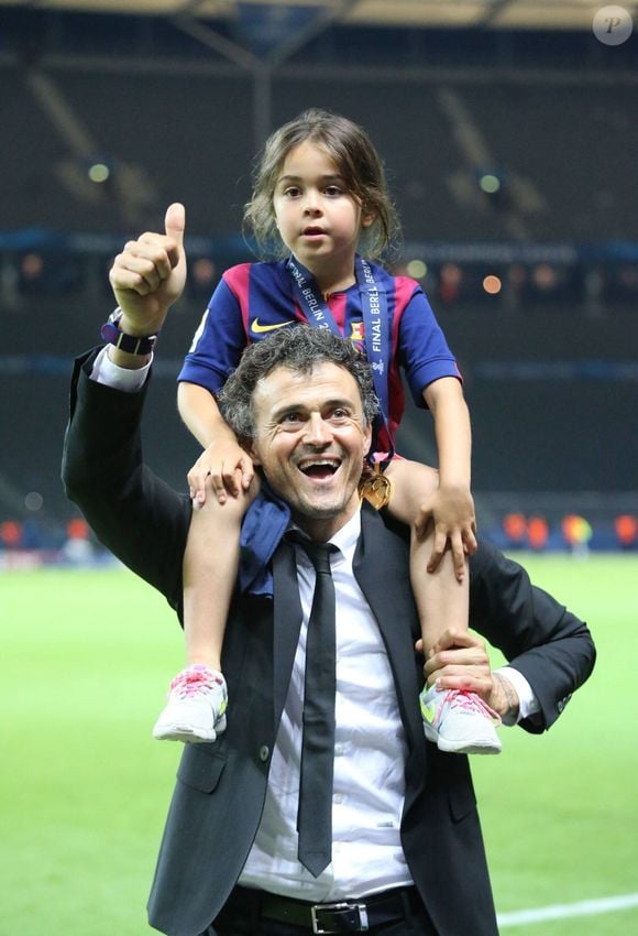 Sur Instagram, Sira a d’ailleurs tenu à rendre hommage à sa petite sœur Xana, disparue en 2019 alors qu’elle n’avait que 9 ans.

Luis Enrique, entraîneur du FC Barcelone, célèbre avec sa fille Xana Martinez après la victoire de son équipe en finale de la Ligue des champions de l'UEFA entre la Juventus et le FC Barcelone au stade Olympiastadion le 6 juin 2015 à Berlin, en Allemagne. © Imago/PsnewZ/Bestimage