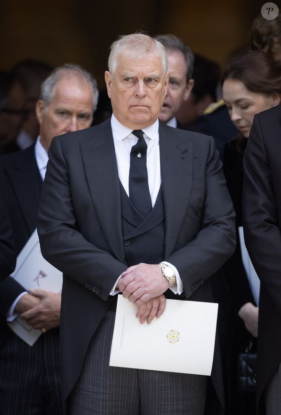 Le prince Andrew a été impliqué dans le scandale lié à Jeffrey Epstein et a déjà versé plusieurs millions de dollars pour éviter un procès.

Le prince Andrew, duc d'York, quittant la cathédrale de Westminster après les funérailles de la duchesse de Kent. Photo by GOFF  / BESTIMAGE