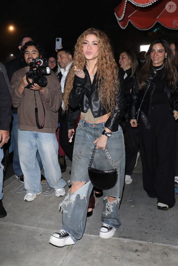 Après avoir offert une performance électrisante aux Grammy Awards, Shakira a poursuivi les festivités au Bird Streets Club à West Hollywood, profitant du succès de la soirée entourée de ses amis et de nombreuses célébrités, le 2 février 2024. © Backgrid USA / Bestimage