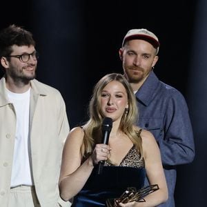 Dans son discours de remerciements, la jeune chanteuse a tenu à partager sa gloire avec ses producteurs et sa maison de disque. 

Helena (chanson originale de l'année) à la cérémonie des 41èmes Victoires de la Musique à la Seine Musicale à Boulogne-Billancourt le 13 février 2026.

© Coadic Guirec / Bestimage
