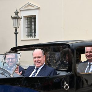 Grand amateur de voitures, le prince Albert de Monaco a eu l'honneur de monter à bord d'une Bugatti Royale pour saluer la foule lors de l'évènement.

Le prince Albert II de Monaco sur la place du palais devant une Bugatti de 100 ans de la collection Schlumpf Mulhouse - 15ème Grand Prix historique de Monaco.

© Bruno Bebert / Bestimage