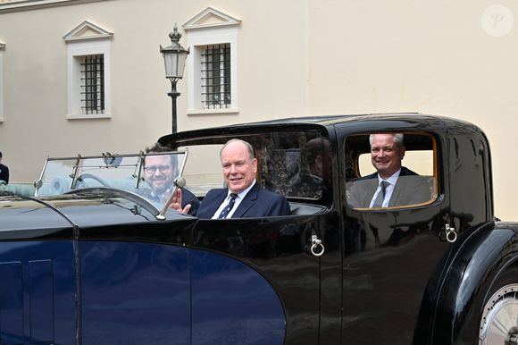 Grand amateur de voitures, le prince Albert de Monaco a eu l'honneur de monter à bord d'une Bugatti Royale pour saluer la foule lors de l'évènement.

Le prince Albert II de Monaco sur la place du palais devant une Bugatti de 100 ans de la collection Schlumpf Mulhouse - 15ème Grand Prix historique de Monaco.

© Bruno Bebert / Bestimage