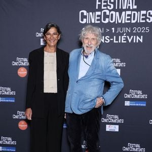 Exclusif -  Pierre Richard et sa femme Ceyla Lacerda en photocall lors de la présentation de son film "L'homme qui a vu l'ours qui a vu l'homme" au festival "Ciné Comédies" à Lens-Liévin, le 29 mai 2025.
© Denis Guignebourg/Bestimage