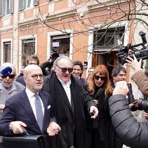 Gérard Depardieu et le paparazzi Rino Barillari se réconcilient au Harry's Bar à Rome le 19 janvier 2026.
C'est au même endroit, le 21 mai 2024 que les deux hommes se sont accrochés.
Gérard Depardieu aurait frappé le photographe à trois reprises au visage car ce dernier avait bousculé la compagne de Gérard Depardieu pour faire une série de photos.
Après cet incident, les plaintes ont fusé de toute part....mais les images montrent que les deux hommes ont trouvé un terrain d'entente.  
Zuma Press / Bestimage