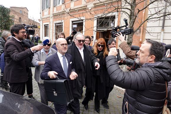 Gérard Depardieu et le paparazzi Rino Barillari se réconcilient au Harry's Bar à Rome le 19 janvier 2026.
C'est au même endroit, le 21 mai 2024 que les deux hommes se sont accrochés.
Gérard Depardieu aurait frappé le photographe à trois reprises au visage car ce dernier avait bousculé la compagne de Gérard Depardieu pour faire une série de photos.
Après cet incident, les plaintes ont fusé de toute part....mais les images montrent que les deux hommes ont trouvé un terrain d'entente.  
Zuma Press / Bestimage