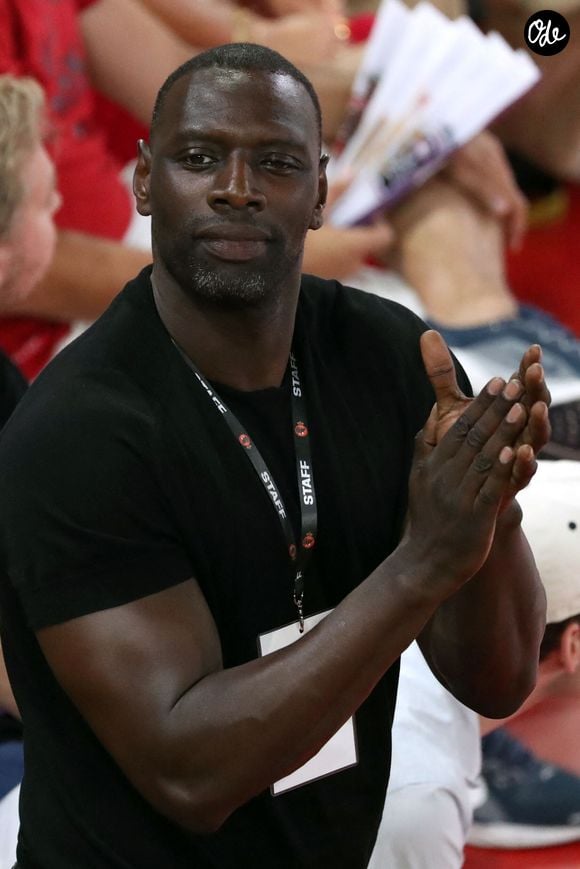 Il arbore fièrement à son poignet le modèle Reverso Tribute Monoface Petites secondes, une montre rectangulaire iconique.

L'acteur français et coprésident du Paris Basketball, Omar Sy, assiste au quatrième match de la finale du Championnat de France Elite de basket-ball opposant l'AS Monaco au Paris Basketball à la Salle Gaston Médecin, à Monaco. 

© Stéphane Pillaud/Psnewz/Bestimage