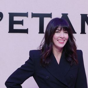 Le résultat est bluffant : Nolwenn a dit adieu à son eye-liner et à sa bouche rouge pour un smoky-eye intense et des lèvres nudes, restant toutefois fidèle à sa frange signature.

Nolwenn Leroy - Les célébrités au défilé ETAM "Collection J'ETAM" lors de la Fashion Week de Paris (PFW) le 30 septembre 2025.

© Rachid Bellak / Bestimage