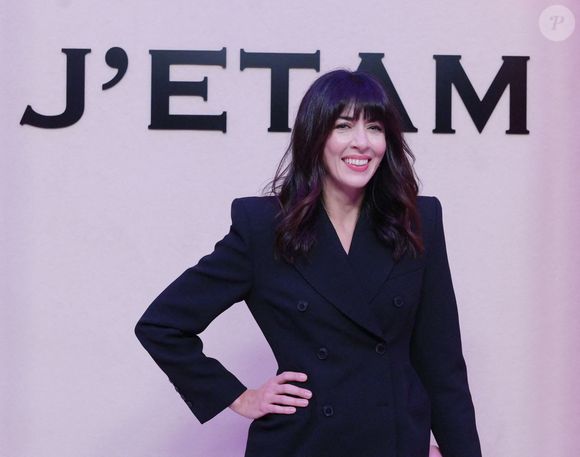 Le résultat est bluffant : Nolwenn a dit adieu à son eye-liner et à sa bouche rouge pour un smoky-eye intense et des lèvres nudes, restant toutefois fidèle à sa frange signature.

Nolwenn Leroy - Les célébrités au défilé ETAM "Collection J'ETAM" lors de la Fashion Week de Paris (PFW) le 30 septembre 2025.

© Rachid Bellak / Bestimage