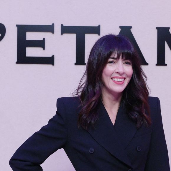 Le résultat est bluffant : Nolwenn a dit adieu à son eye-liner et à sa bouche rouge pour un smoky-eye intense et des lèvres nudes, restant toutefois fidèle à sa frange signature.

Nolwenn Leroy - Les célébrités au défilé ETAM "Collection J'ETAM" lors de la Fashion Week de Paris (PFW) le 30 septembre 2025.

© Rachid Bellak / Bestimage