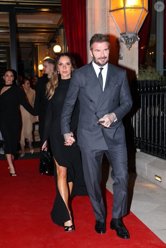 David et Victoria Beckham sortent de leur hôtel à Paris, accompagnés de leurs fils Romeo et Cruz et de leurs amies Kim et Jackie.