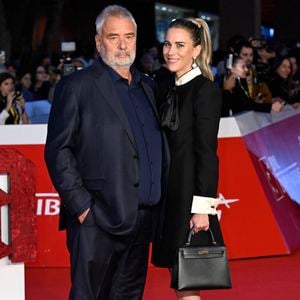 Luc Besson, Sarah Saldmann à la première du film "Dracula" de L.Besson lors de la 20ème édition du festival du film de Rome le 24 octobre 2025. © Backgrid UK/ Bestimage