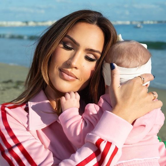 Photo de Vitaa et sa fille pour fêter les 6 mois de Noa. Octobre 2022.