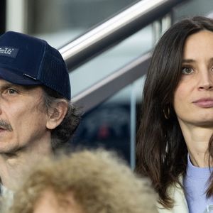 Arnaud Tsamere et sa compagne dans les tribunes du match de 8ème de finale de la Ligue Des Champions 2025-2026 (LDC) "Paris-Saint-Germain (PSG) - AS Monaco (2-2)" au Parc des Princes à Paris, le 25 février 2026.
© Cyril Moreau/Bestimage