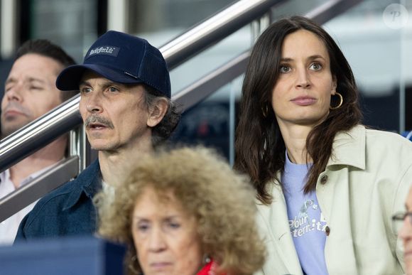 Arnaud Tsamere et sa compagne dans les tribunes du match de 8ème de finale de la Ligue Des Champions 2025-2026 (LDC) "Paris-Saint-Germain (PSG) - AS Monaco (2-2)" au Parc des Princes à Paris, le 25 février 2026.
© Cyril Moreau/Bestimage