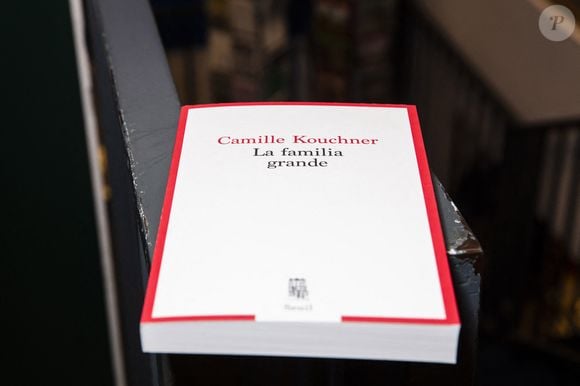 Illustration de la mise en place du livre de Camille Kouchner relatant la vie au sein de la famille Kouchner, Duhamel, Pisier « La familia Grande » ( édité par les Editions du Seuil) dans la librairie Lamartine dans le 16ème à Paris - Paris le 07/01/2021 - © Jack Tribeca / Bestimage