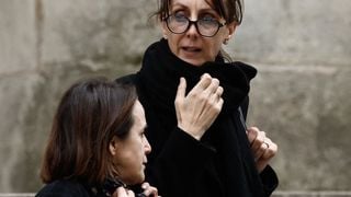 A l'église Saint-Roch, la femme et les enfants de Tchéky Karyo soudés : son fils Hélios, 10 ans, tient un objet précieux