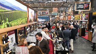 A 57 ans, cette star de la chanson, retirée depuis plusieurs années, vend des millions grâce à la commercialisation de sa propre boisson