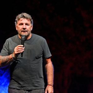 Philippe Lellouche l'acteur, réalisateur, animateur et chanteur, durant la 3eme soirée de la seconde édition des Théâtrales d'Eze à l'oppidum du Col d'Eze. Le 4 août 2024, lors de son seul en scène : Stand Alone. 
© Bruno Bebert / Bestimage