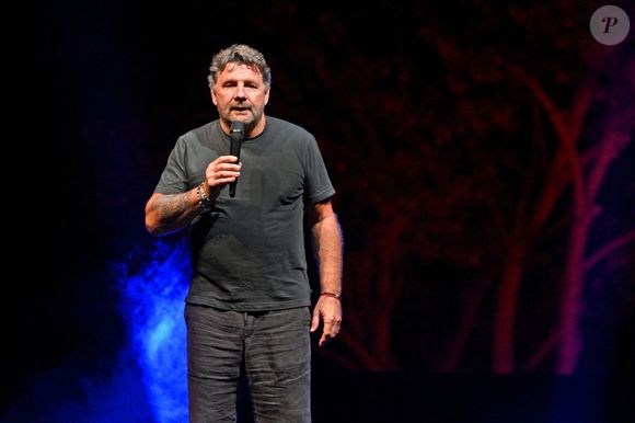 Philippe Lellouche l'acteur, réalisateur, animateur et chanteur, durant la 3eme soirée de la seconde édition des Théâtrales d'Eze à l'oppidum du Col d'Eze. Le 4 août 2024, lors de son seul en scène : Stand Alone. 
© Bruno Bebert / Bestimage