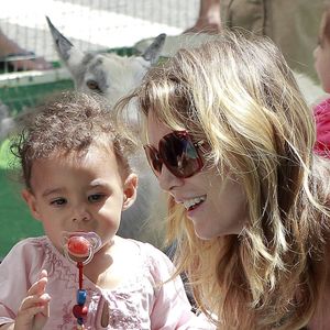 Ellen Pompeo et sa fille Stella Luna Ivery Pompeo âgée de un an et demu au zoo de West Hollywood en Californie le 17 juillet 2011.
© Fame picture / Bestimage
