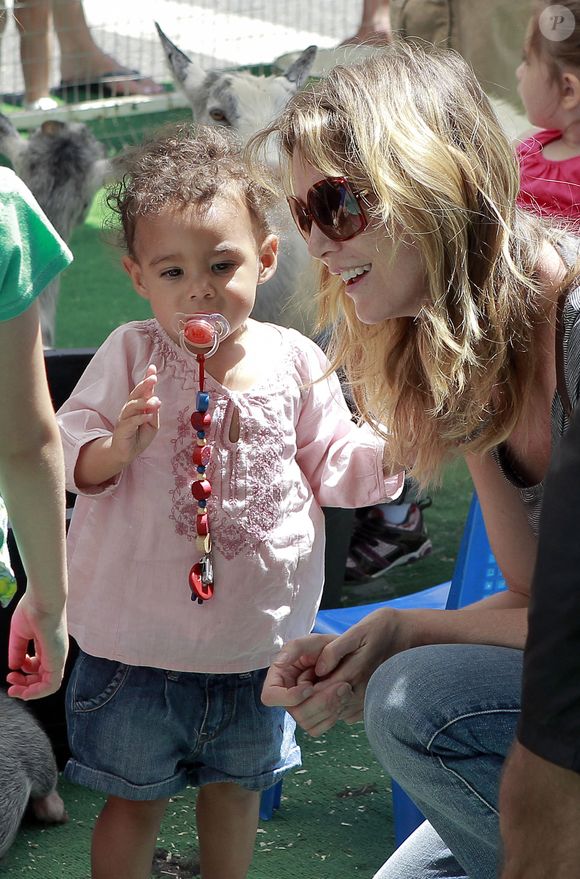 Ellen Pompeo et sa fille Stella Luna Ivery Pompeo âgée de un an et demu au zoo de West Hollywood en Californie le 17 juillet 2011.
© Fame picture / Bestimage