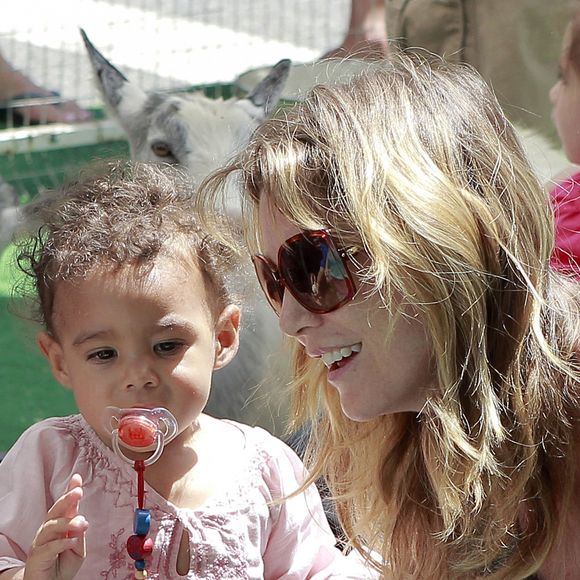 Ellen Pompeo et sa fille Stella Luna Ivery Pompeo âgée de un an et demu au zoo de West Hollywood en Californie le 17 juillet 2011.
© Fame picture / Bestimage