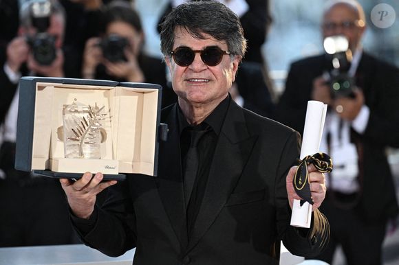 Le réalisateur, scénariste et producteur iranien Jafar Panahi pose avec le trophée lors d'un photocall après avoir remporté la Palme d'Or pour le film "Un simple accident" lors de la cérémonie de clôture de la 78e édition du Festival de Cannes à Cannes, France, le 24 mai 2025. Photo de David Niviere/ABACAPRESS.COM