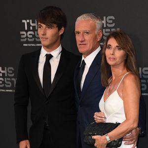 Il a laissé l'équipe de France pour le match contre la Norvège afin d'être en famille

Didier Deschamps, son épouse Claude et son fils Dylan arrivent à la cérémonie des Best FIFA Football Awards 2018 au Royal Festival Hall, à Londres, au Royaume-Uni, le 24 septembre 2018. Photo de Christian Liewig/ABACAPRESS.COM