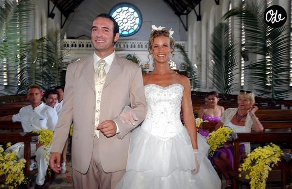 Archives - Aux Seychelles, Jean Dujardin et Alexandra Lamy  se marient dans la série "Un gars, une fille" le 2 décembre 2002.

© Bestimage