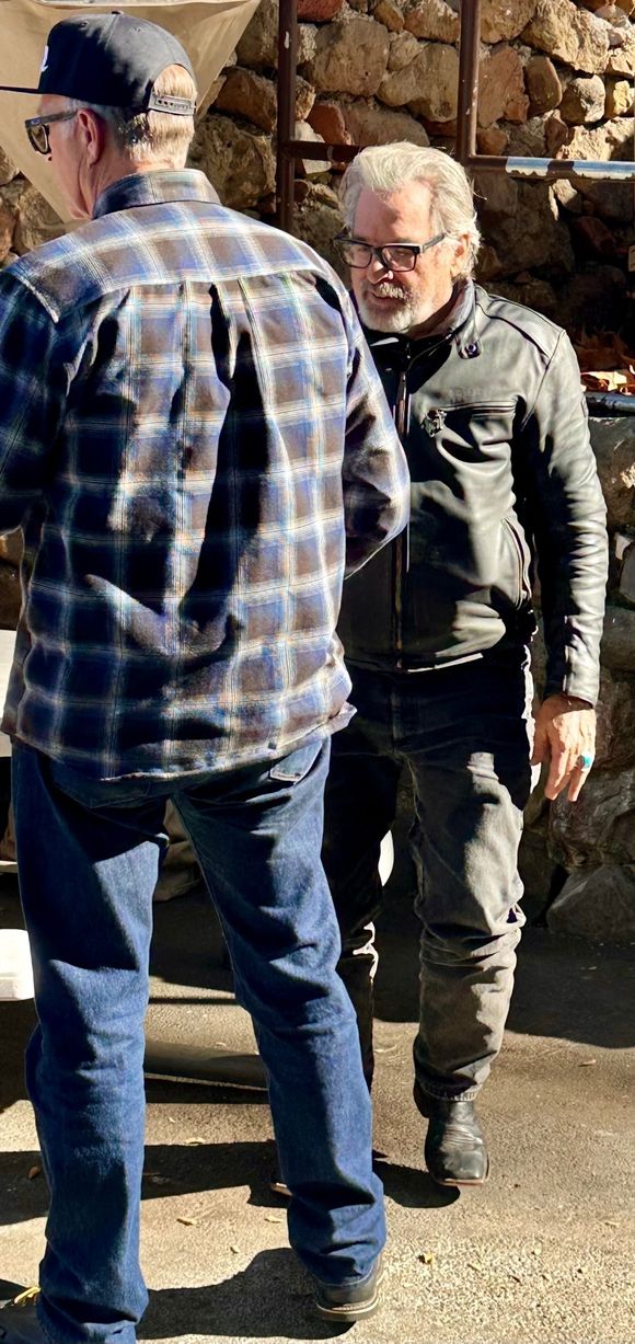 Los Angeles, CA - EXCLUSIF - Robert Carradine, la star de "Revenge of the Nerds", a été vu en train de conduire sa moto avec style à l'emblématique Rock Store sur Mulholland. L'acteur s'est joint à d'autres passionnés dans cette destination très prisée des motards. 1er janvier 2025. Backgrid USA / Bestimage