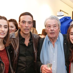 Exclusif - Alain Delon avec ses petites filles Loup et Liv et son fils Anthony Delon - Lancement de la marque de vêtements de cuir "Anthony Delon 1985" chez Montaigne Market à Paris. Le 7 mars 2017
© Philippe Doignon / Bestimage