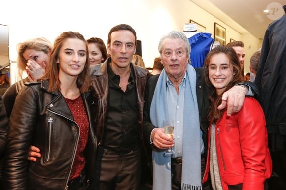 Exclusif - Alain Delon avec ses petites filles Loup et Liv et son fils Anthony Delon - Lancement de la marque de vêtements de cuir "Anthony Delon 1985" chez Montaigne Market à Paris. Le 7 mars 2017
© Philippe Doignon / Bestimage