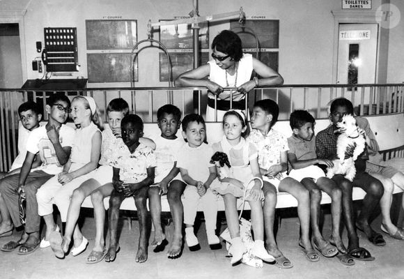 Josephine Baker avec "ses enfants" à Juanles Pins juste avant sa légère rechute 1964. STARSTOCK/Photoshot / Avalon