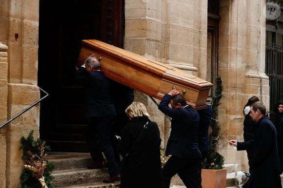 Exclusif - Obsèques d'Alain Pompidou en l'église Saint-Louis-en-l'Île à Paris, le 18 décembre 2024. Alain Pompidou, fils unique de l'ancien président G.Pompidou et de C.Pompidou, est décédé le 12 décembre 2024 à l'âge de 82 ans. 
© Christophe Clovis / Bestimage

No web pour la Belgique et la Suisse