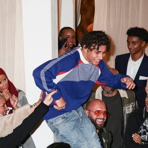 En effet, son fils Kaïs Anelka a intégré le centre de formation du PSG pour tenter de suivre les traces de son père.

Kaïs Anelka (Fils de N. Anelka) lors de la présentation de la collection de N. Anelka X Miasin à La Galerie Paradis, Paris, France, le 17 novembre 2025. © Jack Tribeca / Bestimage