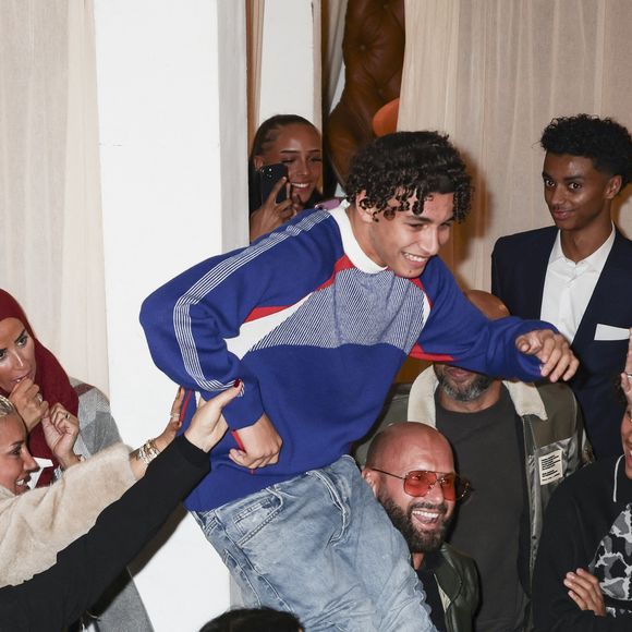 En effet, son fils Kaïs Anelka a intégré le centre de formation du PSG pour tenter de suivre les traces de son père.

Kaïs Anelka (Fils de N. Anelka) lors de la présentation de la collection de N. Anelka X Miasin à La Galerie Paradis, Paris, France, le 17 novembre 2025. © Jack Tribeca / Bestimage