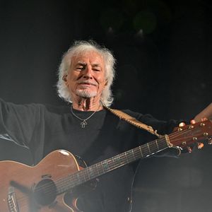 Photo d'archive montrant Hugues Aufray en concert à la Collégiale Notre-Dame de Dinant, en Belgique, le 26 octobre 2022. Photo de Julien Reynaud/APS-Medias/ABACAPRESS.COM