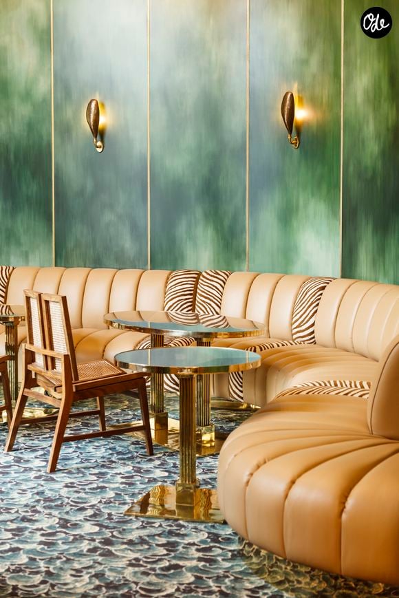 Installé dans un somptueux hôtel particulier Art nouveau du IXe arrondissement, BB Blanche marie gastronomie et décor théâtral au cœur d'une adresse historique réinventée avec élégance.