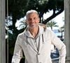 Face à l'ampleur des réactions, le champion du monde de karaté de 60 ans a tenu à s'expliquer.

Exclusif - Christophe Pinna, l'ancien professeur de sport de la Star Academy et champion du monde de karaté, va monter sur les planches, à Nice, pour un Seul en Scène, intitulé "C'est Tout, sauf Anecdotique", où il va partager avec le public son parcours, sa maladie, ses doutes, ses peines et aujourd'hui ses espoirs. Il répète son spectacle avec sa femme Anna. 
© Bruno Bebert / Bestimage