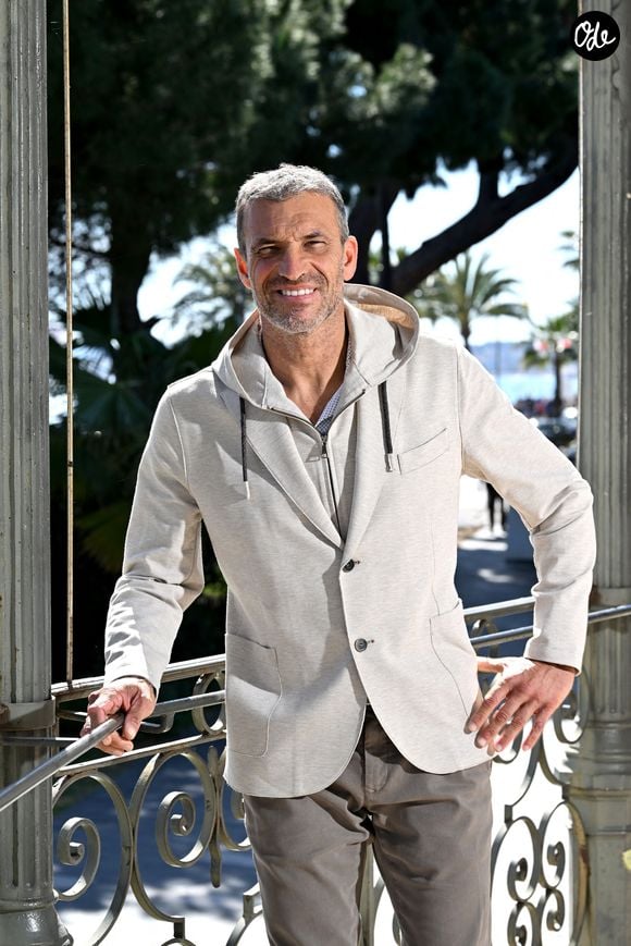 Face à l'ampleur des réactions, le champion du monde de karaté de 60 ans a tenu à s'expliquer.

Exclusif - Christophe Pinna, l'ancien professeur de sport de la Star Academy et champion du monde de karaté, va monter sur les planches, à Nice, pour un Seul en Scène, intitulé "C'est Tout, sauf Anecdotique", où il va partager avec le public son parcours, sa maladie, ses doutes, ses peines et aujourd'hui ses espoirs. Il répète son spectacle avec sa femme Anna. 
© Bruno Bebert / Bestimage