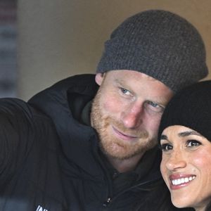 C'est en solo que le duc de Sussex a fait le déplacement. 

Le duc et la duchesse de Sussex à la cérémonie de bienvenue à Whistler pendant les Invictus Games à Whistler, Canada, le 10 février 2025. © Daily Mail/DMG Media Licensing/ABACA