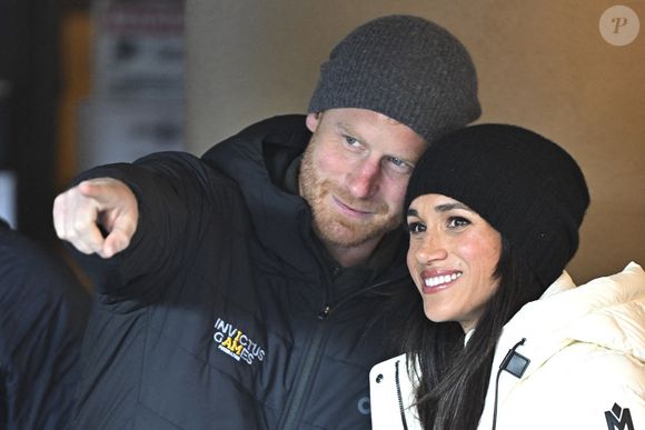 C'est en solo que le duc de Sussex a fait le déplacement. 

Le duc et la duchesse de Sussex à la cérémonie de bienvenue à Whistler pendant les Invictus Games à Whistler, Canada, le 10 février 2025. © Daily Mail/DMG Media Licensing/ABACA