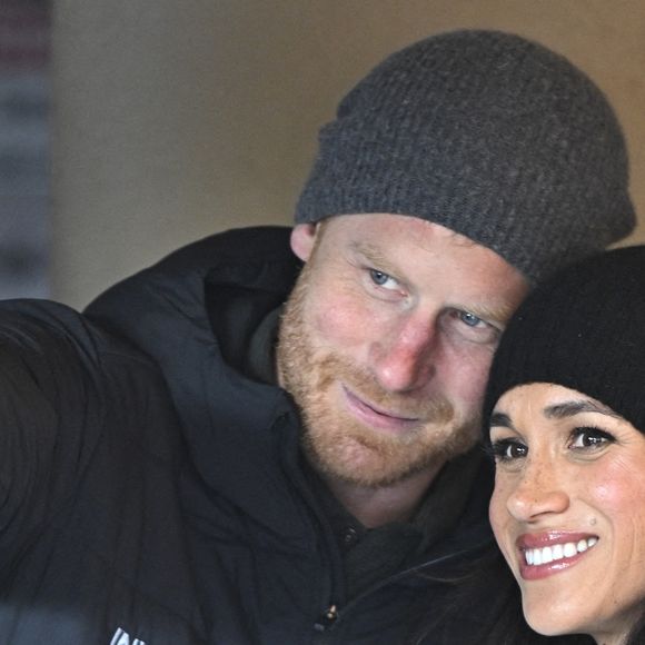 C'est en solo que le duc de Sussex a fait le déplacement. 

Le duc et la duchesse de Sussex à la cérémonie de bienvenue à Whistler pendant les Invictus Games à Whistler, Canada, le 10 février 2025. © Daily Mail/DMG Media Licensing/ABACA