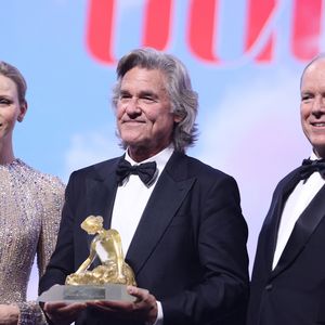 Une splendide tenue qui a éclipsé l'autre star de la soirée, Kurt Russell, qui a reçu une Nymphe de Cristal pour l'ensemble de sa carrière.

Le prince Albert II de Monaco et la princesse Charlène de Monaco en compagnie de Kurt Russell (Nymphe de Cristal) lors de la cérémonie de clôture du 65e Festival de télévision de Monte-Carlo, le 16 juin 2026.

© Denis Guignebourg / Bestimage