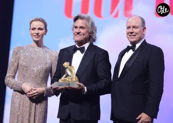 Une splendide tenue qui a éclipsé l'autre star de la soirée, Kurt Russell, qui a reçu une Nymphe de Cristal pour l'ensemble de sa carrière.

Le prince Albert II de Monaco et la princesse Charlène de Monaco en compagnie de Kurt Russell (Nymphe de Cristal) lors de la cérémonie de clôture du 65e Festival de télévision de Monte-Carlo, le 16 juin 2026.

© Denis Guignebourg / Bestimage