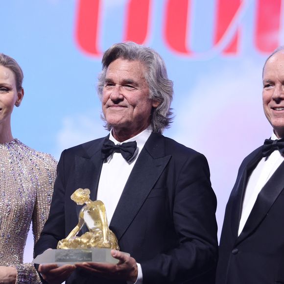 Une splendide tenue qui a éclipsé l'autre star de la soirée, Kurt Russell, qui a reçu une Nymphe de Cristal pour l'ensemble de sa carrière.

Le prince Albert II de Monaco et la princesse Charlène de Monaco en compagnie de Kurt Russell (Nymphe de Cristal) lors de la cérémonie de clôture du 65e Festival de télévision de Monte-Carlo, le 16 juin 2026.

© Denis Guignebourg / Bestimage